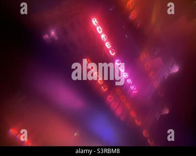 LOS ANGELES, CA, 2021. AUGUST: Abstraktes Muster in Rosa- und Rottönen, erstellt mit Prisma, das Neonschild im Hotel Clark in Downtown bei Nacht betrachtet Stockfoto