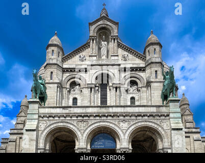 Fassade/Eingang zur Basilika des Heiligen Herzens von Paris, die gemeinhin als Basilika Sacré-Cœur bekannt ist