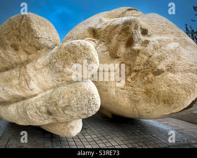 Écoute oder der Zuhörer ist eine Sandsteinskulptur, die sich auf René Cassin, vor der Kirche St-Eustache, neben Les Halles des französischen Künstlers Henri de Miller im Jahr 1986 befindet Stockfoto