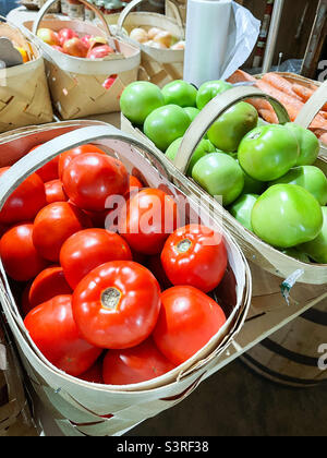 Frisch von der Rebe auf einem lokalen Bauernmarkt gepflückt. Rote und grüne Tomaten zum Verkauf. Stockfoto