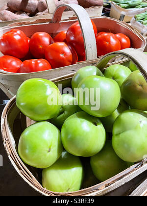 Frisch von der Rebe auf einem lokalen Bauernmarkt gepflückt. Rote und grüne Tomaten zum Verkauf. Stockfoto