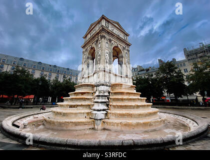 Fontaine des Innocents (Brunnen der Innocents) auf dem Place Joachim-du-Bellay, dem ehemaligen Friedhof der Heiligen Innocents, in Paris, Frankreich Stockfoto