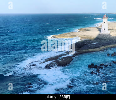 März 2022, Blick auf den Paradise Island Lighthouse von einem Schiff, das Nassau, Bahamas verlässt Stockfoto