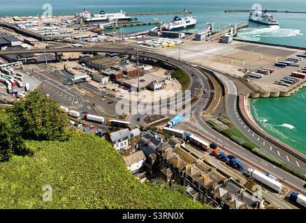 Die P&O-Fähre startet im Hafen von Dover Kent, mit langen LKWs, die an der Hafeneinfahrt anstehen. Stockfoto