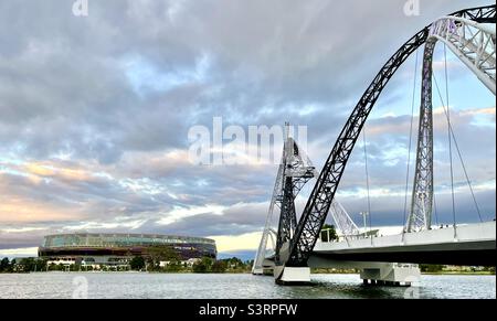 Optus Stadium und Matagarup Bridge über den Swan River Perth Western Australia Stockfoto