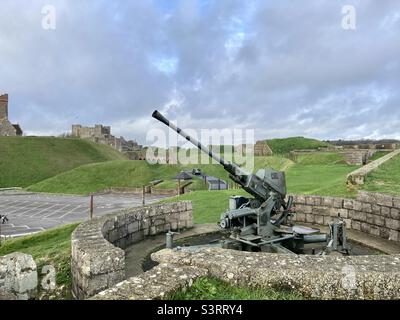 Auf dem Gelände von Dover Castle, England, wird ein Flak-Geschütz ausgestellt Stockfoto