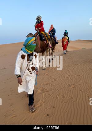 Gruppe von Touristen auf Kamelen Tour in der marokkanischen Wüste, Marokko, Nordafrika Stockfoto