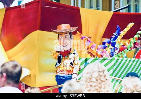 Woody aus Toy Story winkt der Menge zu - Magic Kingdom, Walt Disney World, Orlando, USA Stockfoto