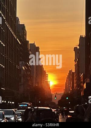 Ein lebhafter Sonnenuntergang zwischen den Gebäuden in New York City Stockfoto