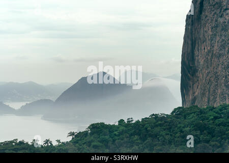 Nebliger Morgen in Rio de Janeiro, Blick auf die Berge Stockfoto