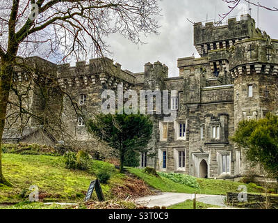 Low Wray Castle in der Nähe von Ambleside im Lake District an einem sehr nassen Frühlingstag Stockfoto