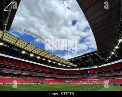 Der Bogen ist über dem Wembley Stadium in London, England, zu sehen. Stockfoto