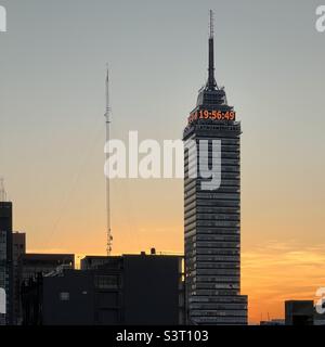 Das symbolträchtige Gebäude der Stadt Mexiko. „La Torre Latinoamericana“ oder „Latin American Tower“ befindet sich in der Innenstadt von Mexiko-Stadt und ist eines der wichtigsten Wahrzeichen der Stadt. Stockfoto