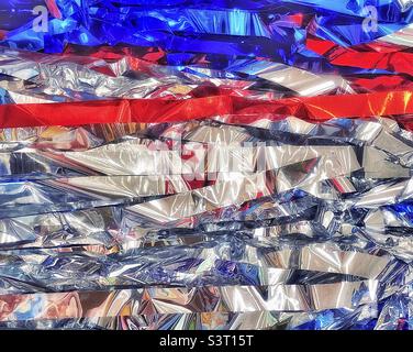 Glitzernde Lametta-Luftschlangen, die in einem lokalen Utah Walmart für die kommende Sommersaison erhältlich sind. Dieser Americana-Abstract wurde digital über die IOS-App Snapseed verändert, um künstlerische Effekte zu erzielen. Stockfoto