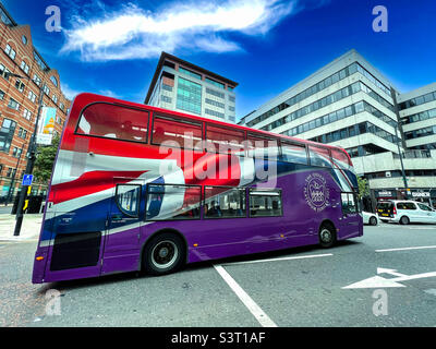 Der Queens Platinum Jubilee Bus im Stadtzentrum von Leeds Stockfoto