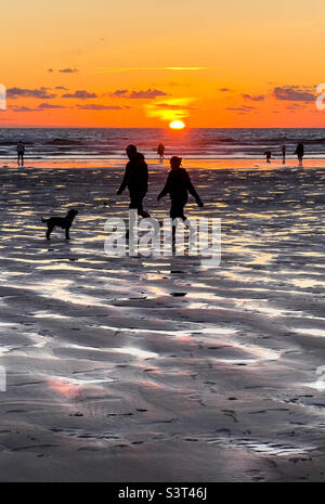 Perranporth Strand in Cornwall bei Sonnenuntergang. Stockfoto