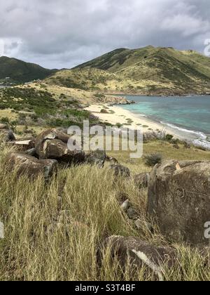 Dies ist eine kleine Insel in der Nähe von St. Martin, die Insel De Pinel genannt wird. Wunderschöne atemberaubende Aussicht und tolles Schnorcheln. Stockfoto