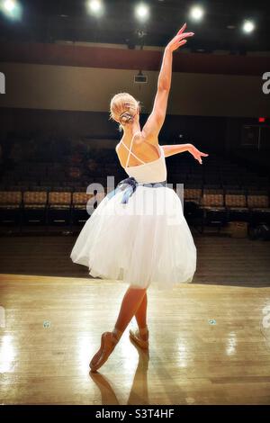 Tänzerin auf der Bühne Stockfoto
