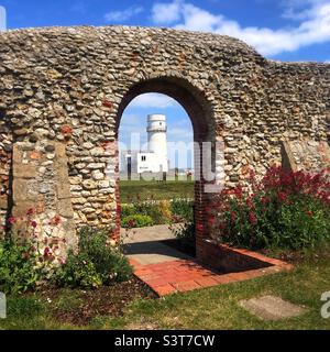 Der alte Leuchtturm, Hunstanton, Norfolk durch den Bogen der St. Edmund's Chapel gesehen Stockfoto