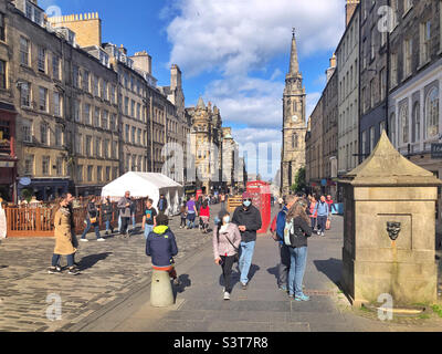 Royal Mile, Edinburgh, Schottland an einem sonnigen Tag mit blauem Himmel. Der Tron Kirk oder Christ’s Kirk am Tron ist im Hintergrund. Stockfoto