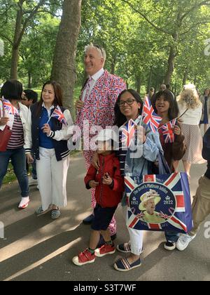 Mann im Union Jack-Anzug und einige Touristen zum Jubiläum der Königinnen Stockfoto