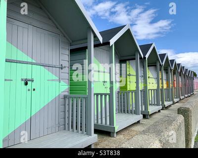 Bunte Strandhütten an der Küste von kent Stockfoto