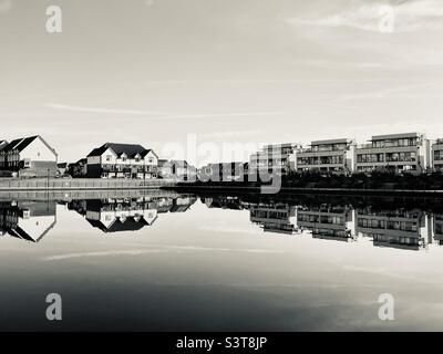 Häuser im Sovereign Harbour an einem ruhigen Sommermorgen Stockfoto
