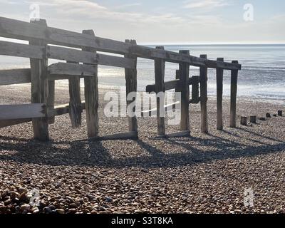 Groyne bei Ebbe am Eastbourne Strand in der Nähe von Pevensey Stockfoto