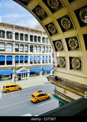 Gelbe Taxis, blaue Markisen und architektonische Details auf der Sixth Avenue, New York City, USA Stockfoto