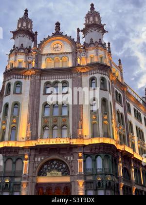 Párisi Udvar Hotel auf der Pester Seite der Elisabethbrücke Budapest, Ungarn Stockfoto