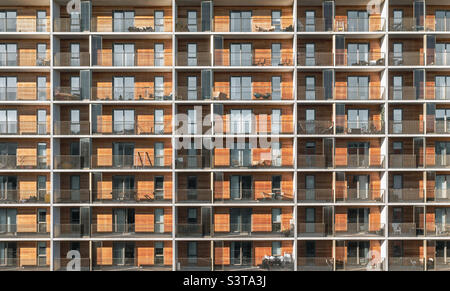 Full Frame Architektur Hintergrund der Reihen von Wohnungen Balkone auf der Außenseite eines skandinavischen Stil Wohngebäude mit Kopieplatz Stockfoto