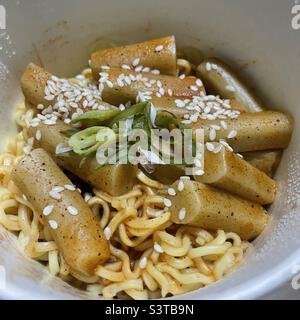 Rabokki (라볶이) ist ein koreanischer Portmanteau für Ramyeon (라면, Instant-Ramen-Nudeln) und Tteokbokki . Es ist ein beliebtes Gericht für viele Koreaner, vor allem bei Teenagern Stockfoto