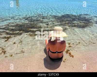 Frau liest ein Buch am Strand von Elafonisi Kreta Griechenland Stockfoto