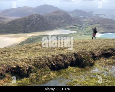 Machen Sie ein Foto von den Hängen von Ceapabhal, Blick in Richtung Scarista Beach, Isle of Harris, Schottland Stockfoto