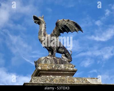 Einer der Wyverns (zweibeinige Drachen) an der Spitze der Torpfosten im elisabethan Manor House am Glynde Place, Lewes Stockfoto