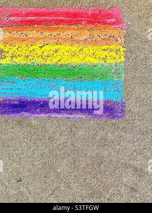 Horizontaler Regenbogen in der oberen Ecke mit Kreide auf dem Bürgersteig gezeichnet Stockfoto