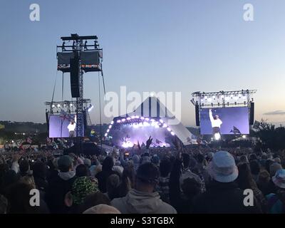 Die kultige Pyramid Stage beim Glastonbury Festival 2022 während des Kendrick Lamar Headlinesets. Stockfoto