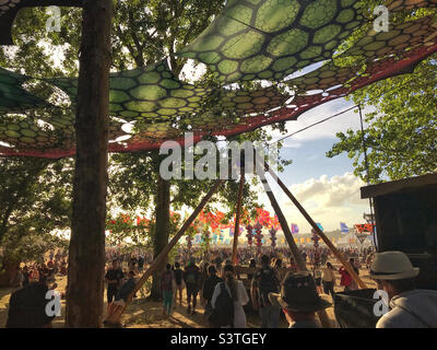 Der Glade Dome beim Glastonbury Festival mit Blick auf den anderen Bühnenbereich Stockfoto