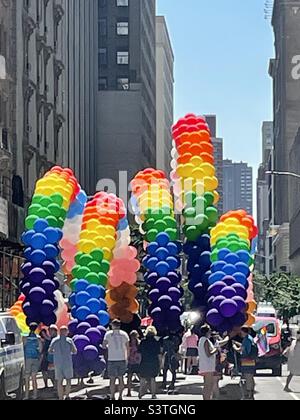 Pride Parade 2022 Vorbereitung von Regenbogenballons Stockfoto