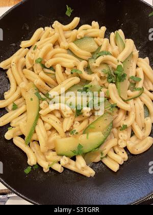 Köstliche hausgemachte Pasta mit Zucchini und Knoblauchsoße Stockfoto