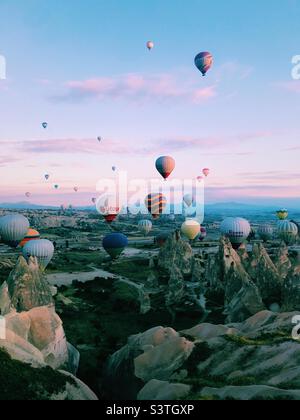 Heißluftballons bei Sonnenaufgang in Kappadokien Stockfoto