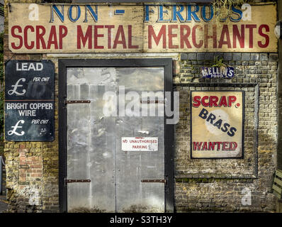 Vintage-Schilder am Eingang der Electrowerkz Bar und des Unterhaltungsgeländes in der Torrens Street, London. VEREINIGTES KÖNIGREICH Stockfoto