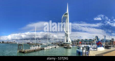 Tall Ships Youth Trust Yachts vertäuten neben dem Spinnaker Tower im Gunwharfe Quays Hafen in Portsmouth, Hampshire, England. Stockfoto