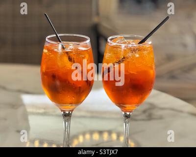 Zwei Gläser Aperol Spritz Stockfoto