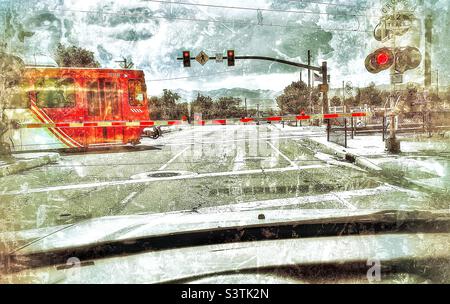 Das Auto hielt an einem Utah Transit Authority TRAX (Personenzug)-Übergang in Utah, USA. Grunge- und Alterungseffekte digital hinzugefügt. Stockfoto