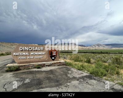 Straßenbeschilderung in Vernal, UT für das Dinosaur National Monument (ein Steinbruch mit fossilen Knochen), das Teil des US National Park Service ist. Stockfoto