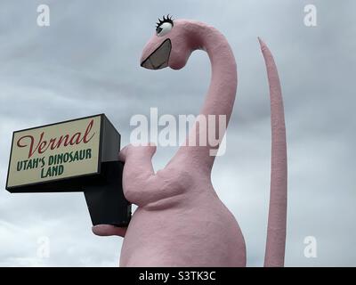 Ein großer rosa Dinosaurier in „lebensgroßer“ Größe auf der Main Street in Vernal, Utah, USA, begrüßt alle Besucher im „Dinosaur Land“ von Utah. Stockfoto