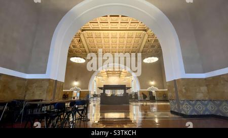 LOS ANGELES, CA, SEP 2021: Weite Ansicht des Informationskiosks, eingerahmt von einem Torbogen im Vordergrund an der Union Station in der Innenstadt, mit dekorativer Decke über dem Dach Stockfoto