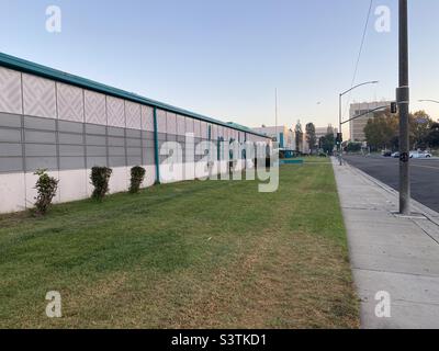 LOS ANGELES, CA, SEP 2021: Frühmorgendliche Ansicht der Beschilderung außerhalb der Inglewood High School, einer öffentlichen Schule in Kalifornien Stockfoto