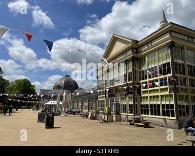 Buxton Pavilion Gardens Tearooms und entlang der Promenade in Richtung Octagon Concert Hall Stockfoto